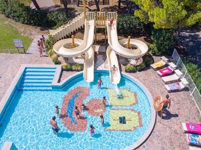 Kinderpool mit Rutsche